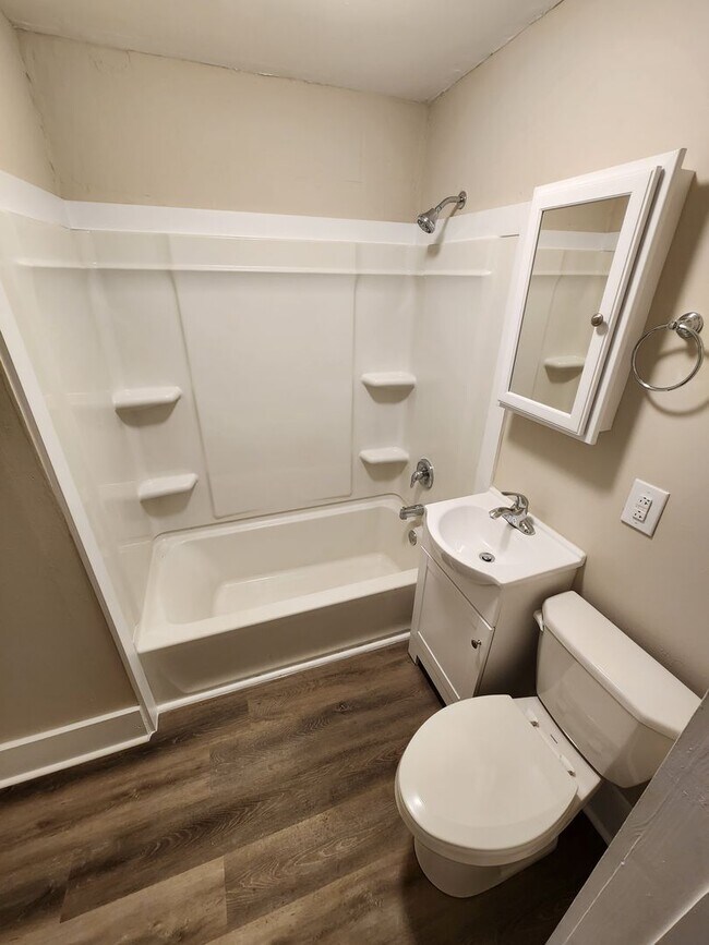 Building Photo - Spacious 3-Bedroom, 1-Bathroom Home AVAILABLE NOW!!