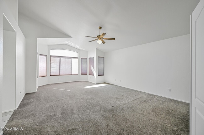 Building Photo - 4633 E Robin Ln