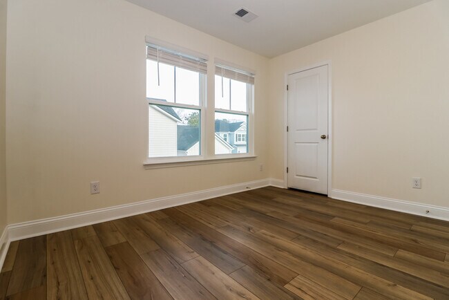 Building Photo - 3 Bedroom in Hanahan, SC