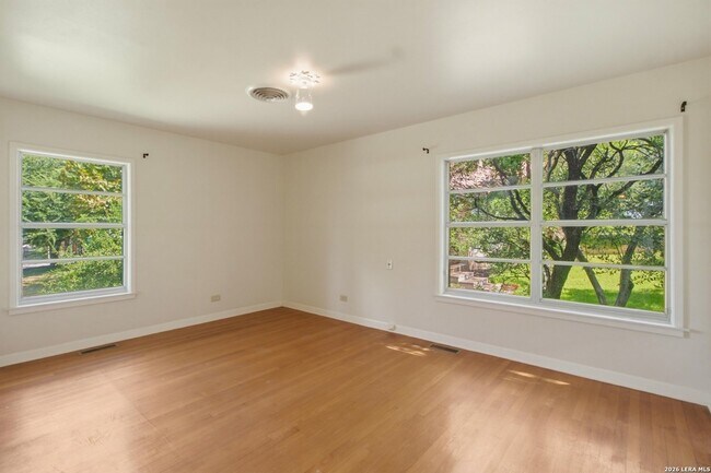 Building Photo - 207 Canyon Dr