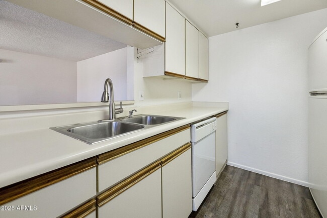 Building Photo - 756 JOAN D ARC Ave