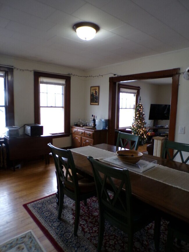 Building Photo - 19 Oak St