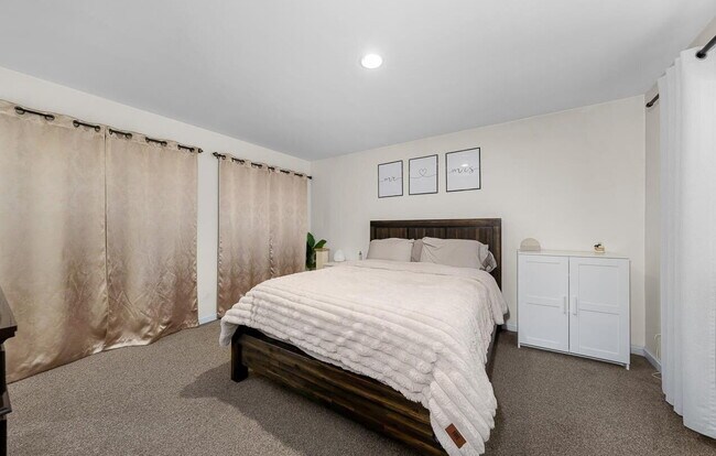 Building Photo - Updated 2 BR 1 BA Condo w/ Private Patio!