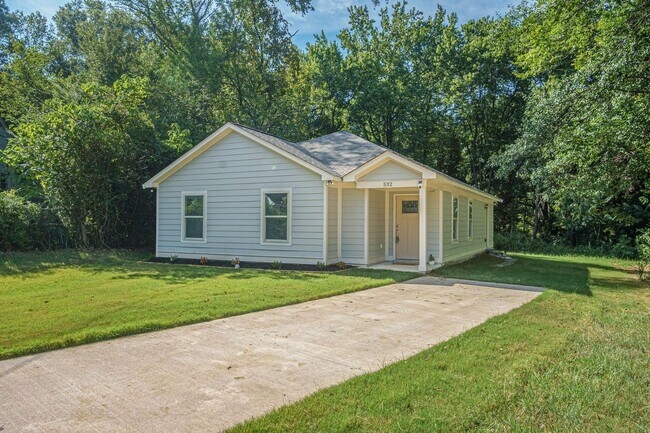 Building Photo - Spacious Four-Bedroom Two-Bath Home on One...