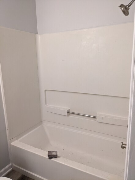 Building Photo - 320 E Hickory St