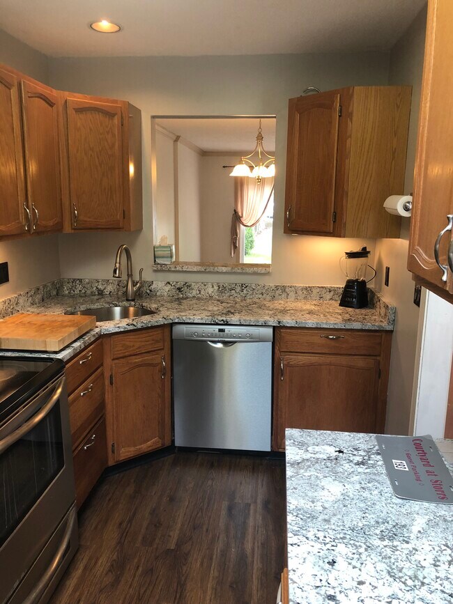 Kitchen - 120 Courtyard Ln