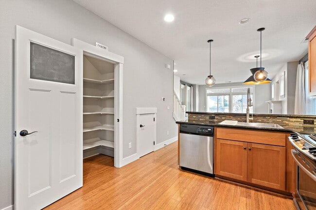 Building Photo - Beautiful 3-bdrm/2.5-bath contemporary craft home w/ lots of character. A/C, fireplace, fenced ba...