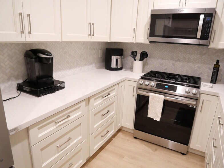 Building Photo - 8112 Holanda Ln