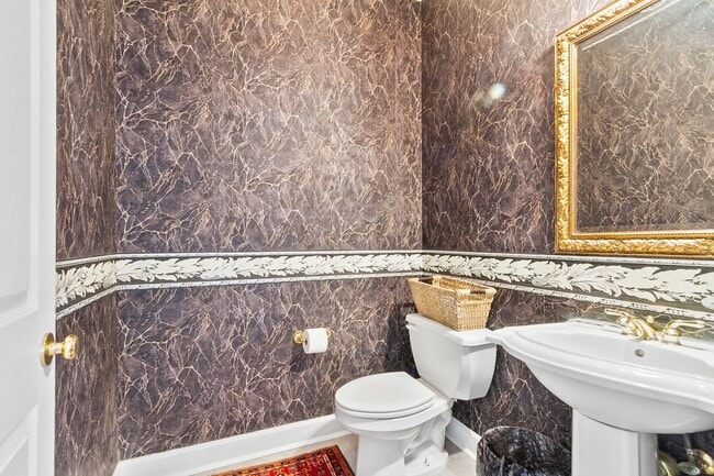 Building Photo - Beautiful 5 Bed 3.5 Bath Home! Available Summer 2026! Book Your Tour Today!