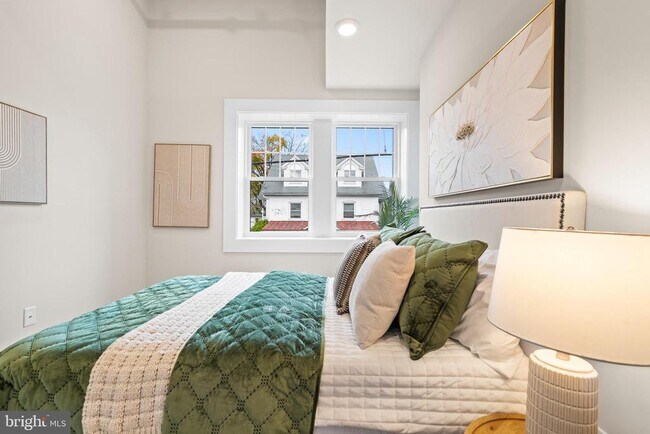 Building Photo - 30 W Broad St