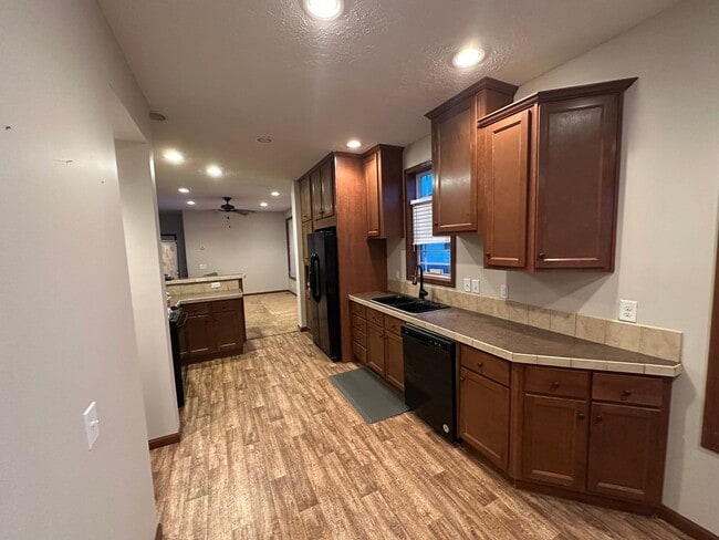 Building Photo - 3 Bedroom, 2.5 Bathroom Townhome