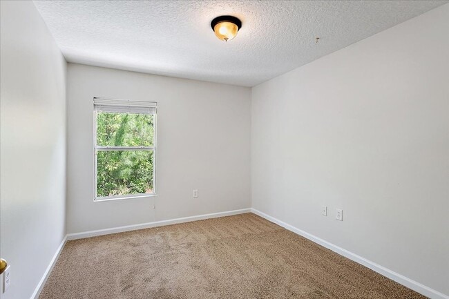 Building Photo - Great condo! New AC system!