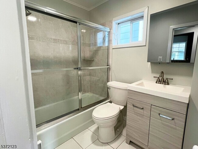 Building Photo - 60 Montague Pl