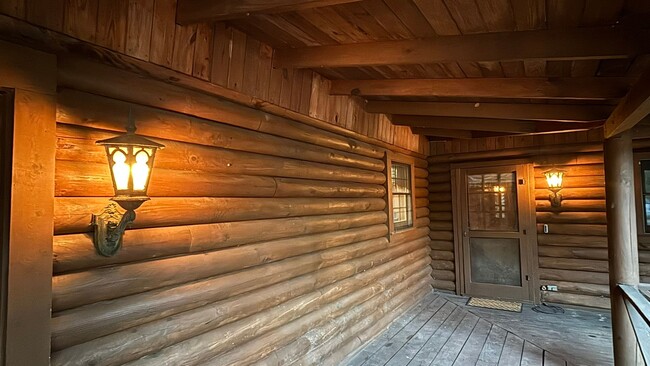 Building Photo - Log Cabin in Oconee on a 1.357 acre neighborhood wooded lot!