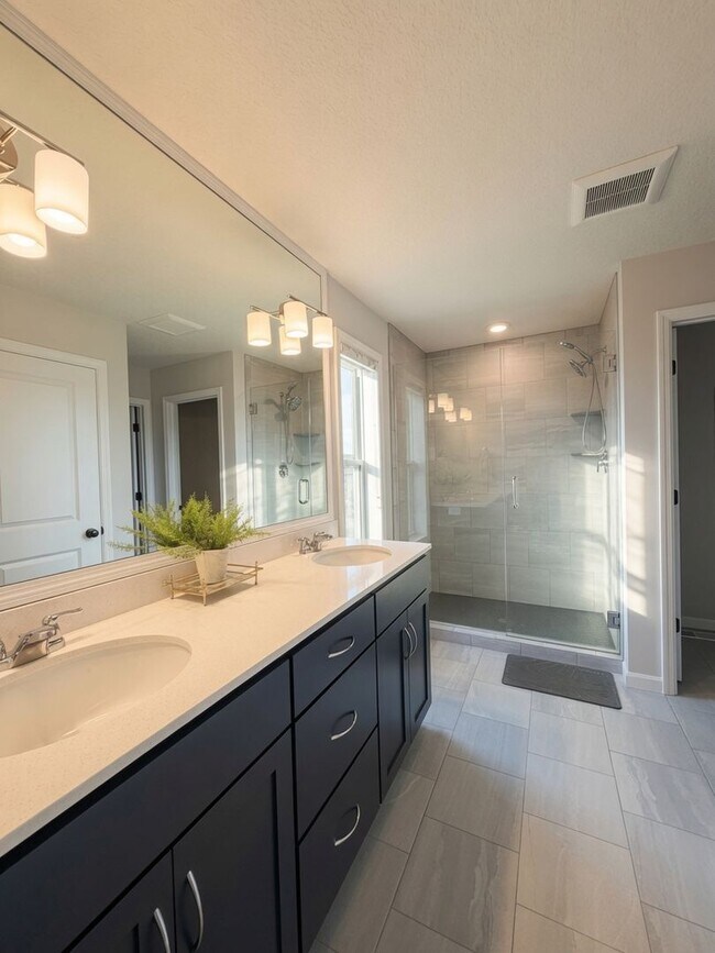 Building Photo - Gorgeous 3bed 3bath Home, Nestled in The Desirable Harvest West Neighborhood of Chaska