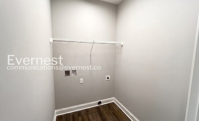 Building Photo - 3 Bed, 2 Bath Home with Garage / Pet-Friendly / Available Now!