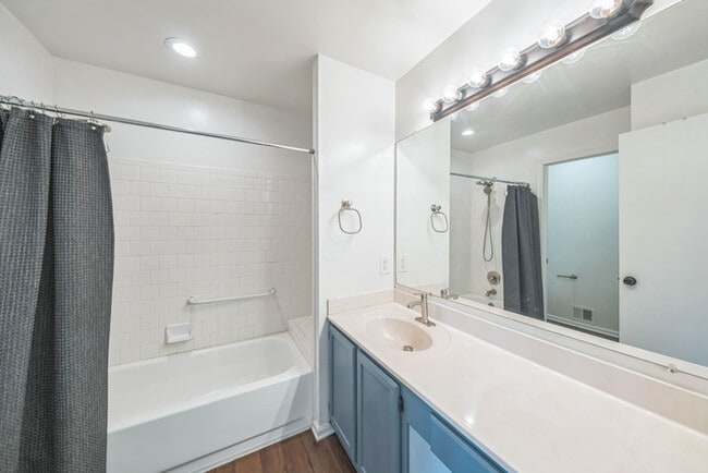 Building Photo - End Unit 3-Level Townhome in Millbrook Nei...