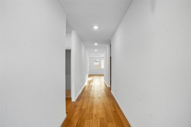 Building Photo - 14725 Mainstay Way