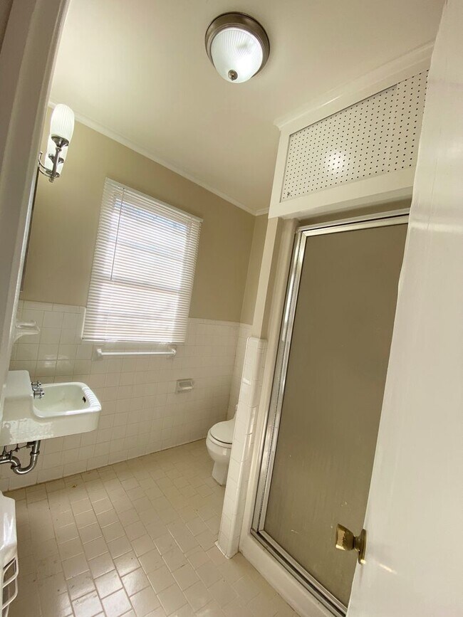 Building Photo - South Highlands Bungalow for Lease | 71104...