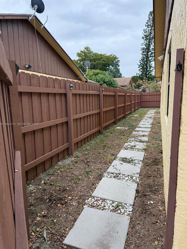 Building Photo - 4403 NW 4th Ave