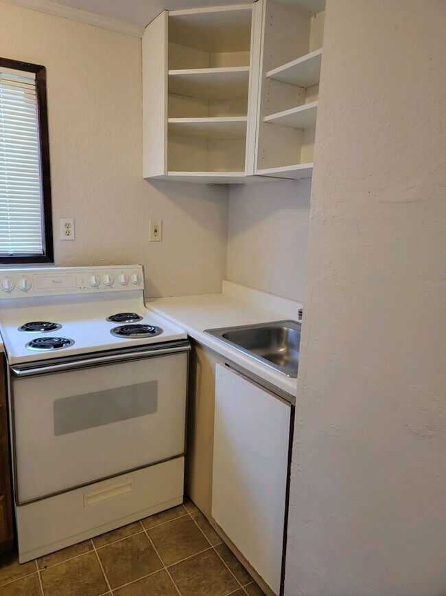 Building Photo - 4819 1/2-6645 1/2 S Fife St