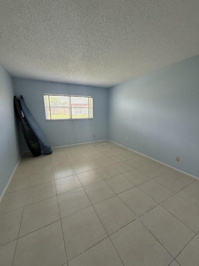 Building Photo - 142 Lake Barbara Dr