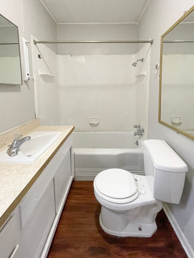 Building Photo - PRELEASING for AUGUST! Close to Campus: Dishwasher and Washer/Dryer Included