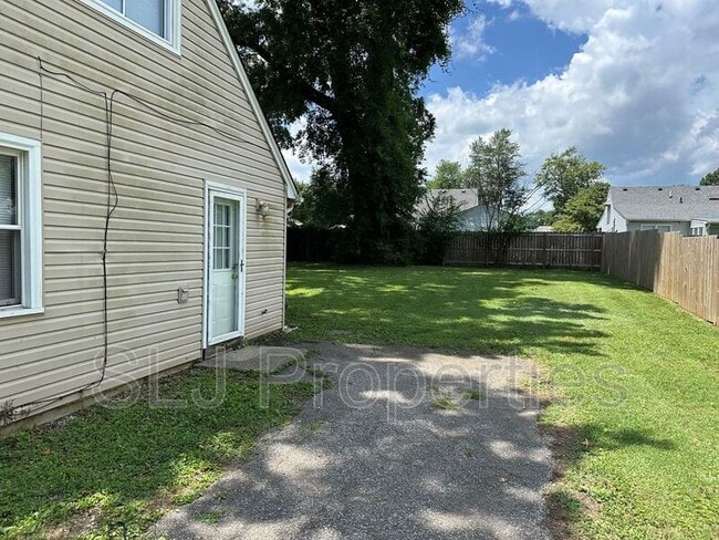 Building Photo - 9410 Cavalcade Ave
