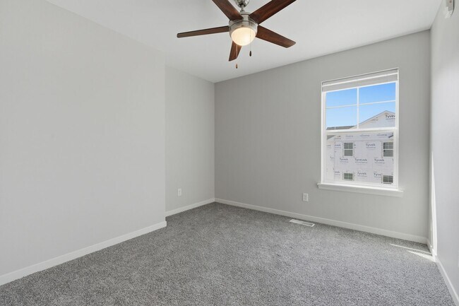 Building Photo - 142 Russ Dr SW