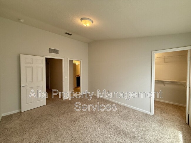 Building Photo - 6812 Roundleaf Dr