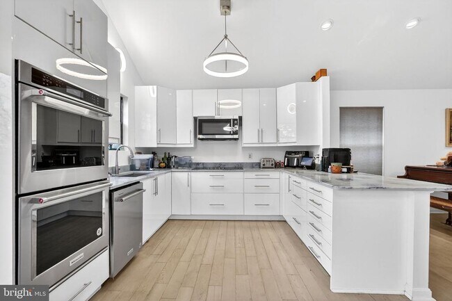 Building Photo - 7011 Fox Chase Rd