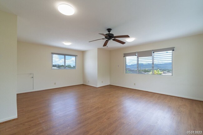 Building Photo - IMMACULATE AND CLEAN 3BR/1.5BA WITH 2 BONU...