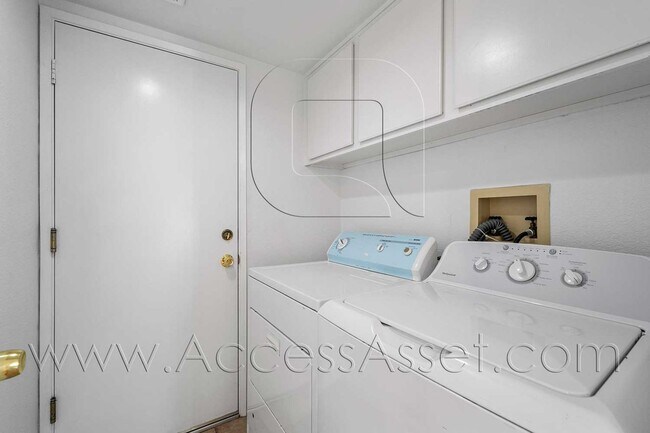 Building Photo - Charming 4/Bed 3/Bath Home In The Heart Of...