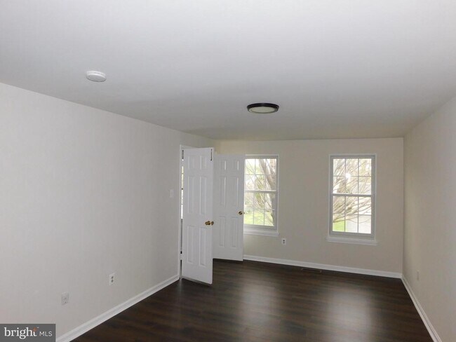 Building Photo - 916 Pointer Ridge Dr