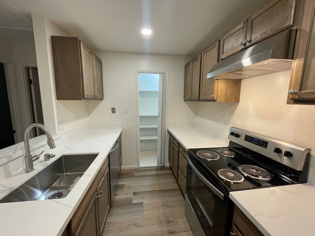 Building Photo - beautiful top-floor 1 bedroom and 1 bathro...
