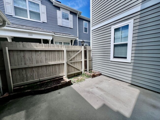 Building Photo - Luxurious 2-Bed Home with Gourmet Kitchen ...
