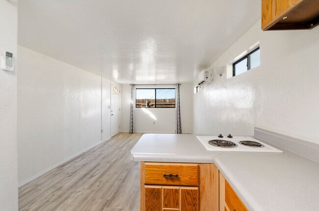 Building Photo - Charming Studio Unit - Near U of A Main Campus!