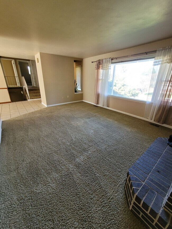 Building Photo - Great 5br/2ba House in NE Colorado Springs. Near UCCS