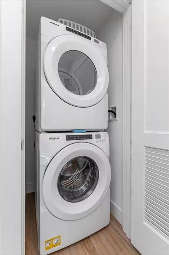 Building Photo - 460 NE 5th St