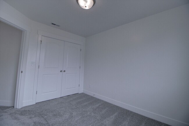 Building Photo - 4 Bedroom 2.5 Bathroom Townhouse in Lehi!