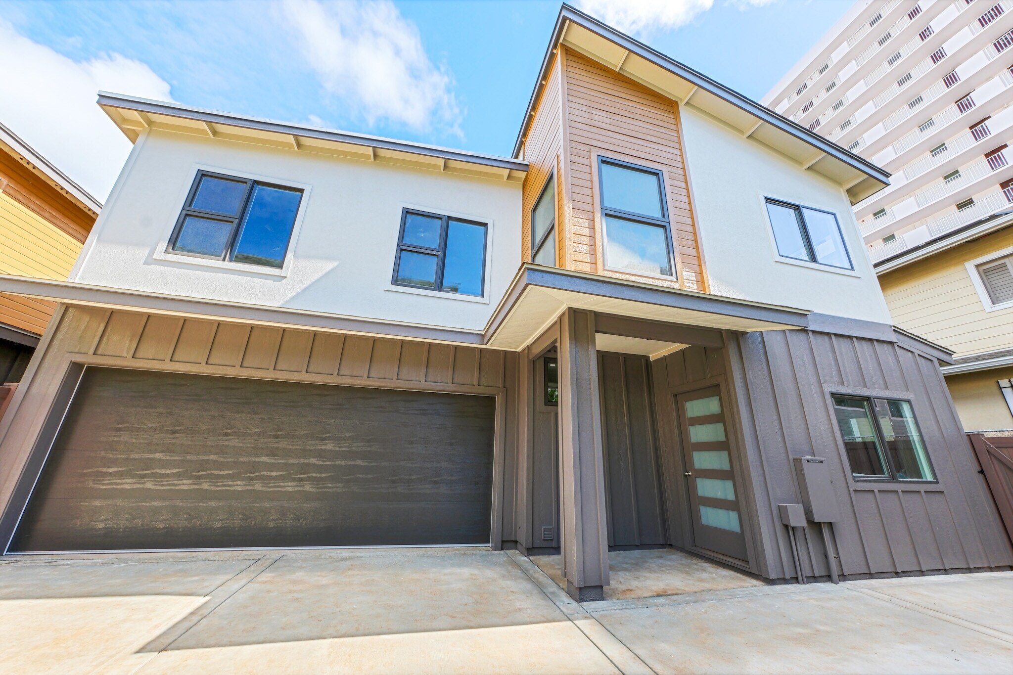 Unit B Entrance and Garage with gated yard. - 1729 Keeaumoku St