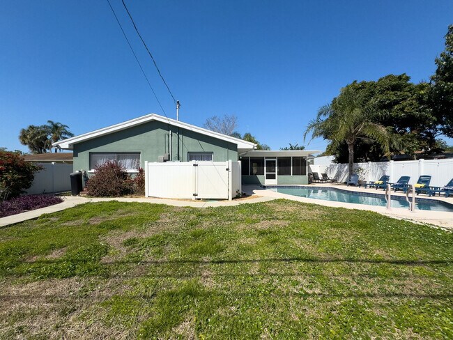 Building Photo - 1465 Satsuma St