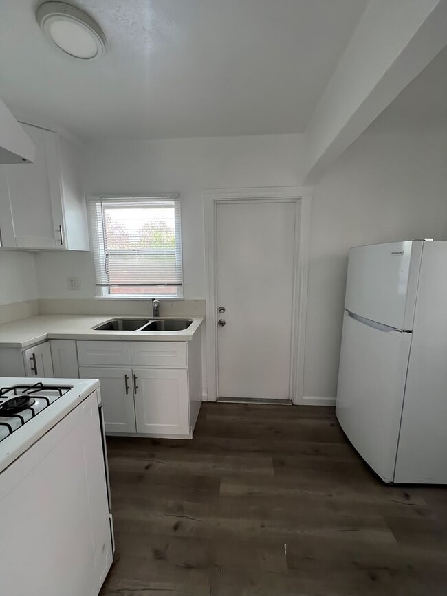 Building Photo - 542 W 49th St