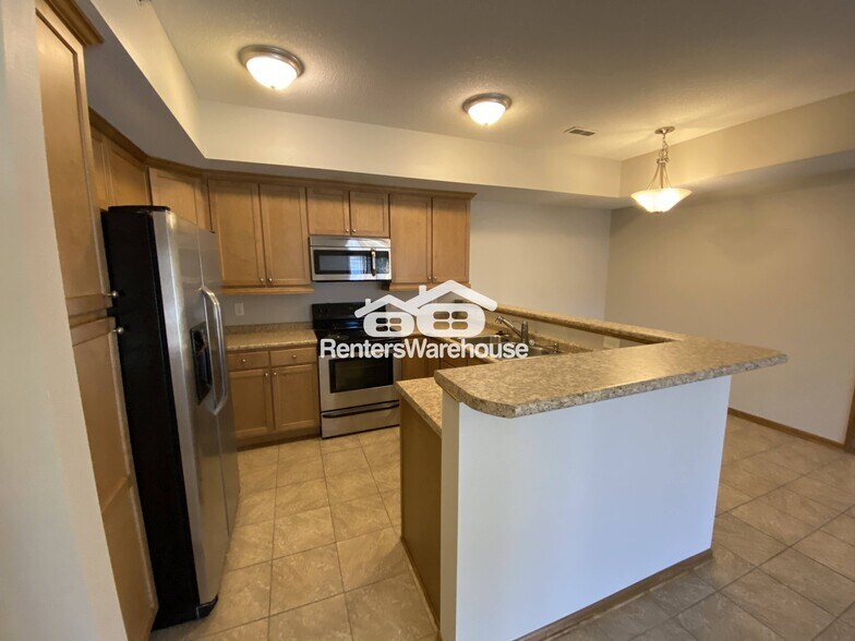 Building Photo - 2000 Meadow Ct