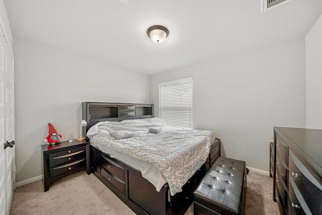 Building Photo - 5621 Hyde Park Dr
