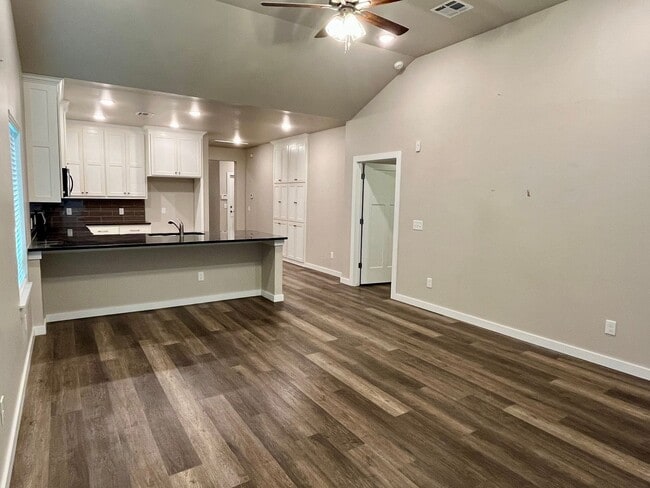Building Photo - Beautiful 2 Bed 2 Bath! $750 Off First Ful...