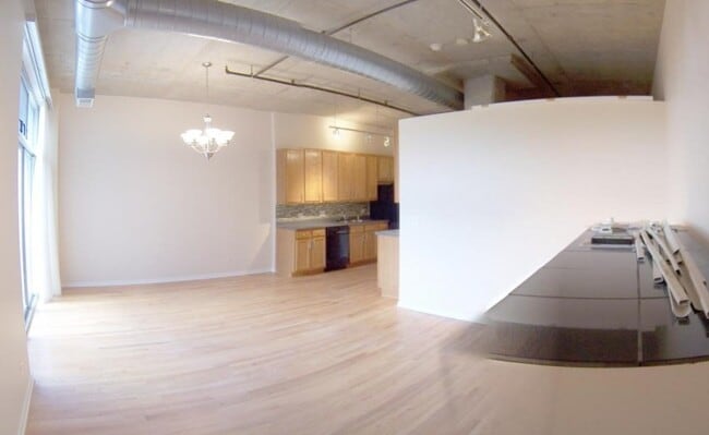 Building Photo - 1000 W Adams St
