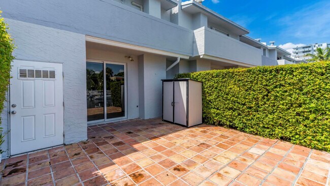 Building Photo - 3827 NE 166th St