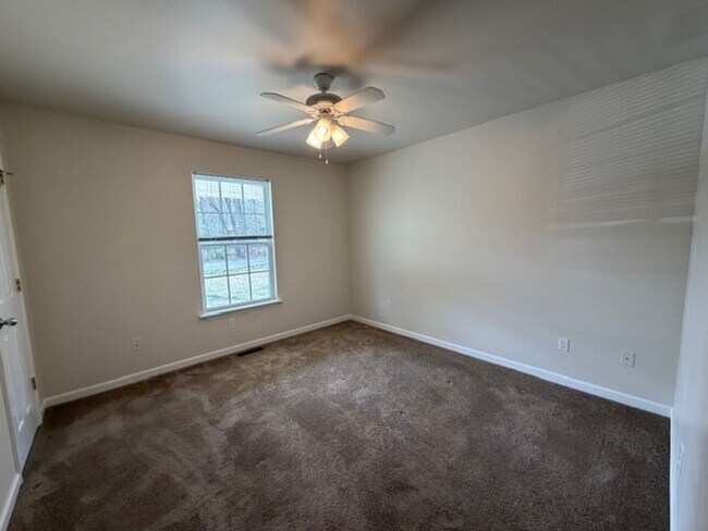 Building Photo - Well Maintained 2 Bedroom 2 Bath Duplex with Garage