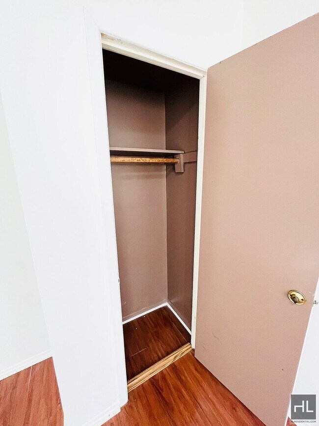 Building Photo - Your Charming & Spacious 3 Bed Apartment! ...